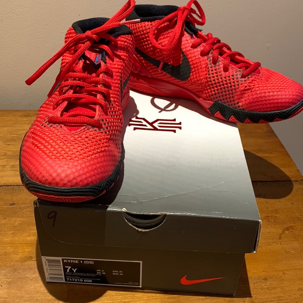Nike Kyrie 1 sneakers size 9 (Europe size 40)